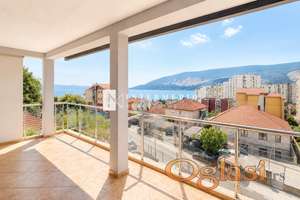 PRODAJA DVOSOBNOG STANA U IGALU – 71 m², GARAŽA, POGLED NA MORE, 300 m OD MORA
